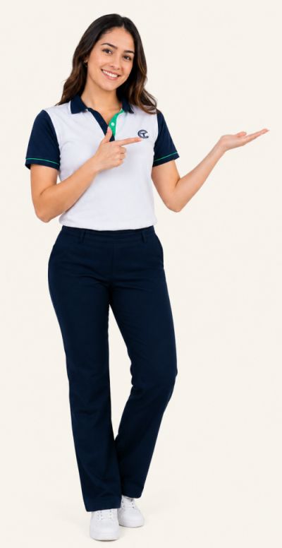 Docente del Colegio Tolimense con uniforme institucional señala el logo del colegio mientras extiende la otra mano, representando la transparencia y el compromiso con la gestión de calidad educativa.