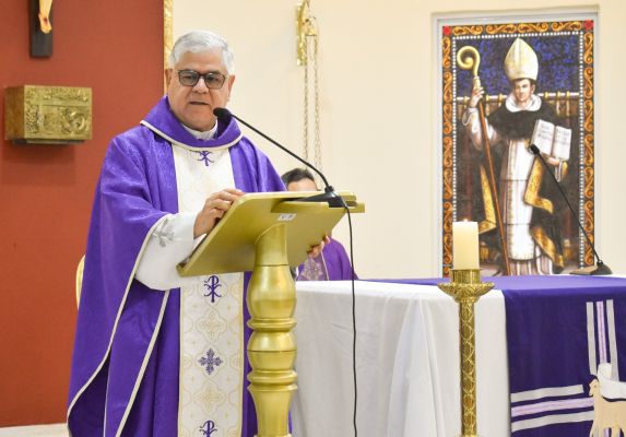Sacerdote con vestidura litúrgica morada preside una celebración eucarística desde el ambón, en la capilla del Colegio Tolimense, durante una de las jornadas de evangelización que forman el eje central de la misión educativa de la institución.